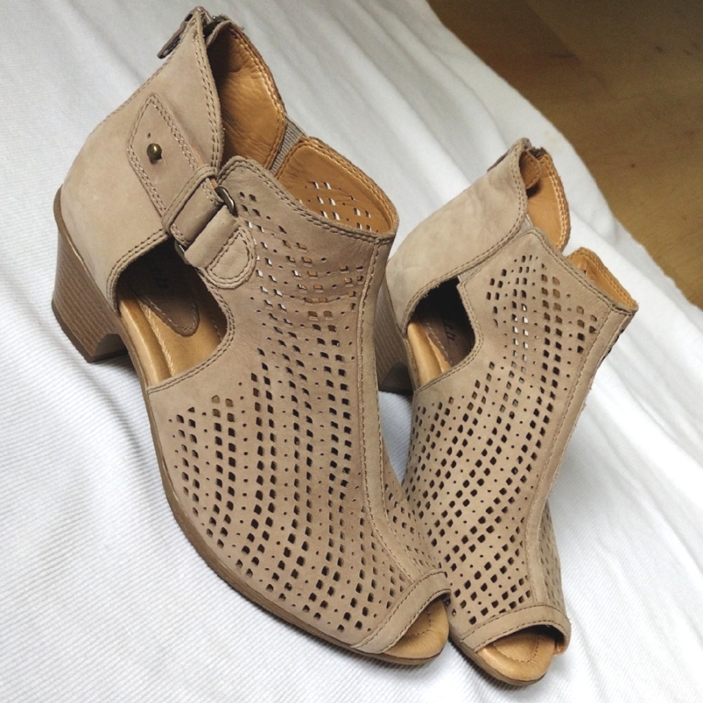 Earth Keri Wide Width Laser Cut Heel